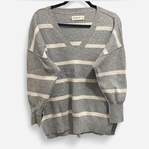 Abercrombie & Fitch Gray and Cream V-Neck Sweater